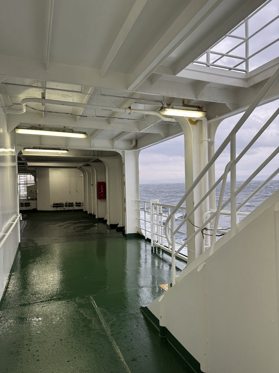 フェリーのデッキ