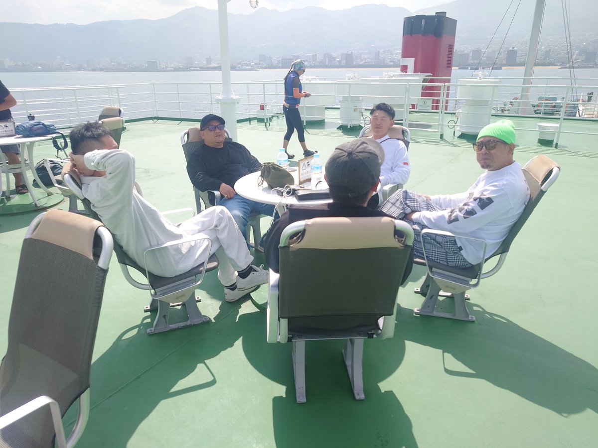 帰りのフェリーデッキで寛ぐ社員たち