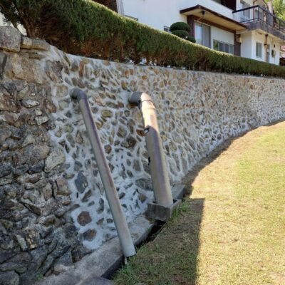 モルダム工法で補修を終えた石積み擁壁。目地が充填され、石積みの表情はそのまま残っている